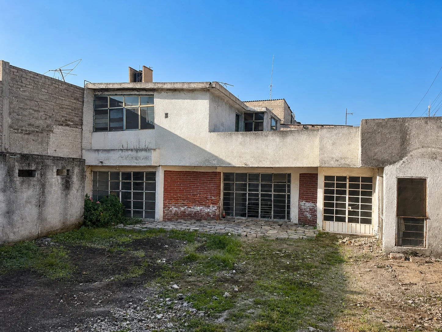 Vista interior del terreno y construcción existente en La Zapata, Chalco